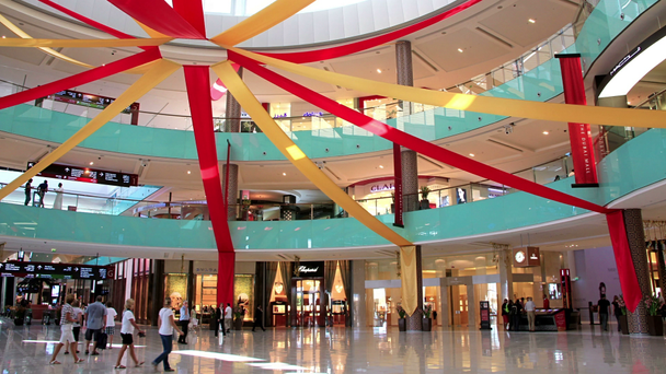 Dubai Mall desde el interior con compradores Emiratos Árabes Unidos
 - Imágenes, Vídeo