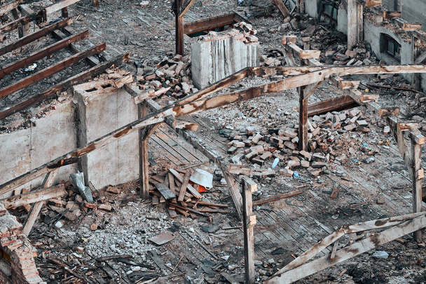 Imagen tonificada a color de un edificio destruido, concepto de desastre
. - Foto, imagen