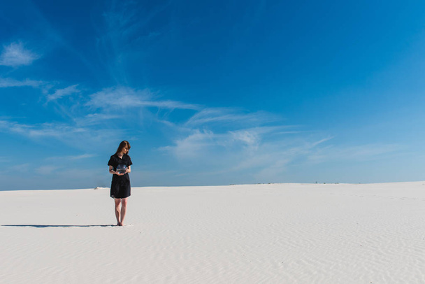 Kobieta z akwarium walk na pustyni horyzont - Zdjęcie, obraz