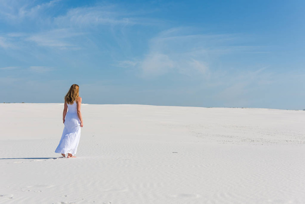 Woman in white long dress walk in desert - Foto, Imagen