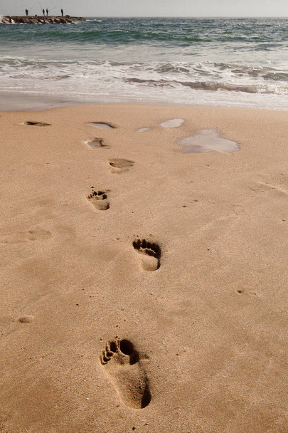 Voetafdrukken in het zand, aan het strand, Cova do Vapor, Portugal - Foto, afbeelding