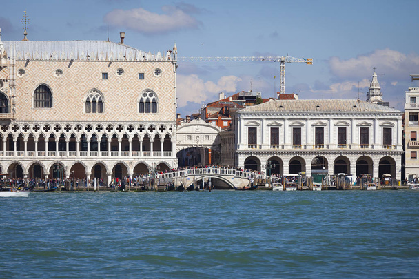 Vista sulla laguna di Venezia con Punta della Dogana e Basilica di Santa Maria della Salute, Venezia
  - Foto, immagini