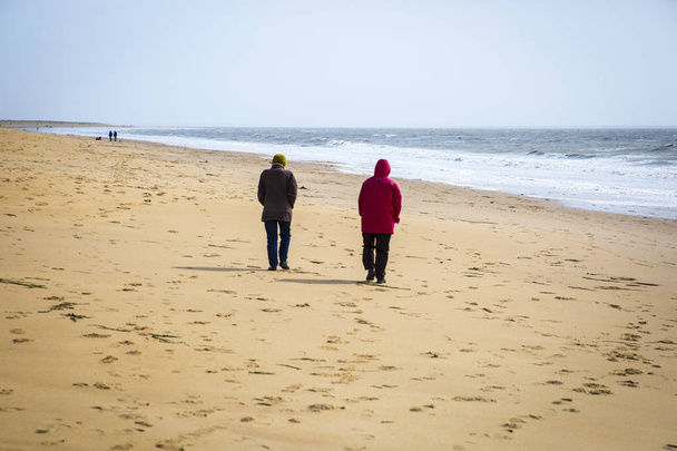 Άνθρωποι περπατούν στην παραλία, L 'aiguillon sur Mer, Vendree, Γαλλία - Φωτογραφία, εικόνα