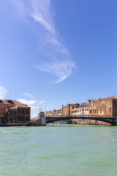 Vista sull'ingresso del Rio del Ponte Lungo, con i suoi ponti e le facciate arancioni decrepite, Venezia, Italia
 - Foto, immagini