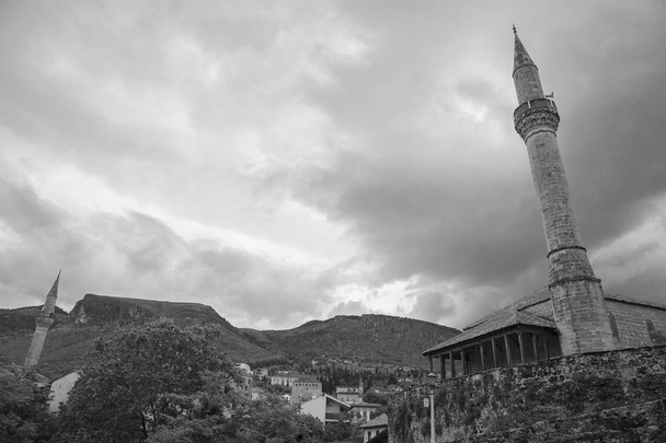 Minaret a Tabacica mecset és annak Minaret a régi város Mostar, Bosznia és Hercegovina - Fotó, kép