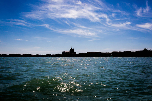 Vista sobre la laguna de Venecia con Chiesa (iglesia) del Santissimo Redentore situado en Giudecca (isla) en el sestiere de Dorsoduro
 - Foto, Imagen