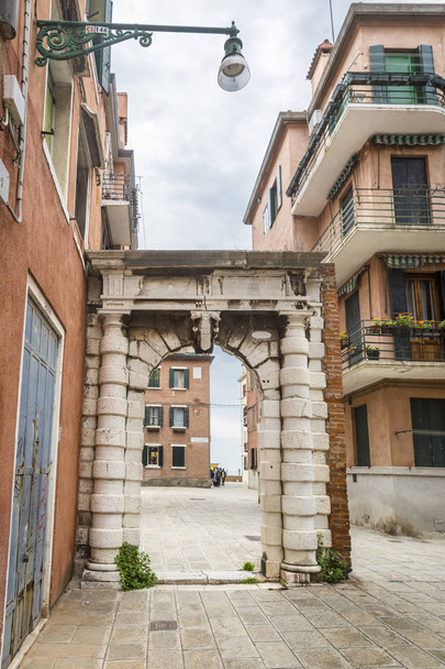 Strada veneziana con un vecchio arco, Venezia, Italia
 - Foto, immagini