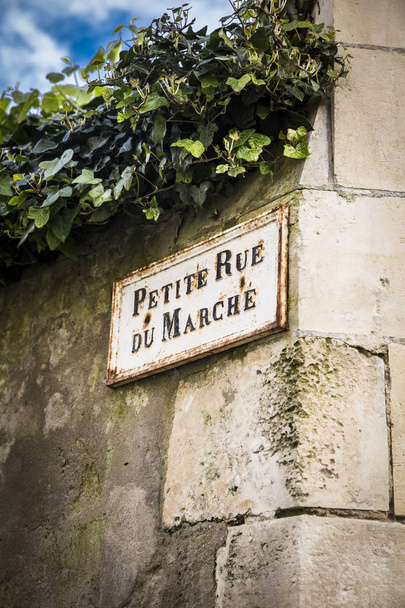 altes französisches Straßenschild petite rue du marche oder Marktallee auf einer alten Kalksteinmauer, ile de re, france - Foto, Bild