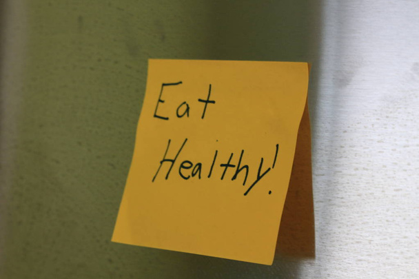 健康について書いた付箋を食べる - 写真・画像