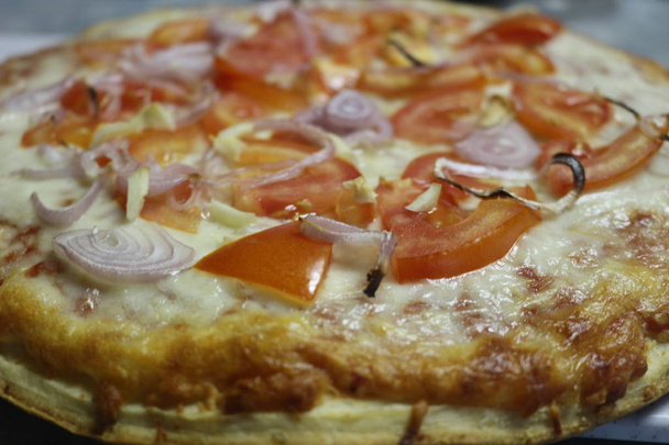 vejetaryen pizza mantar, peynir ve tatlı biber, kesme ile karanlık bir arka plan üzerinde. - Fotoğraf, Görsel