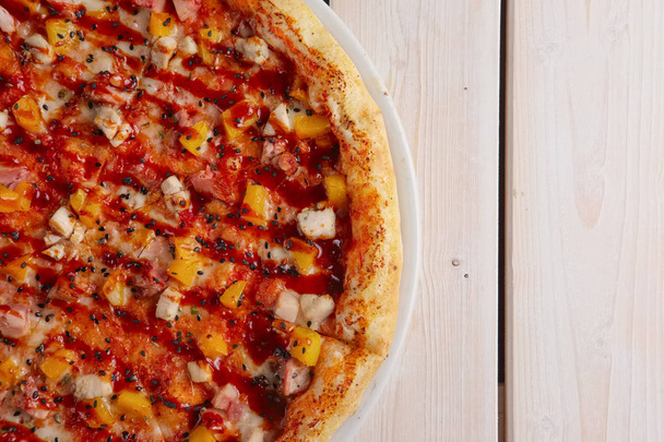 Pizza with chicken, pineapple, cheese and barbecue sauce - Valokuva, kuva