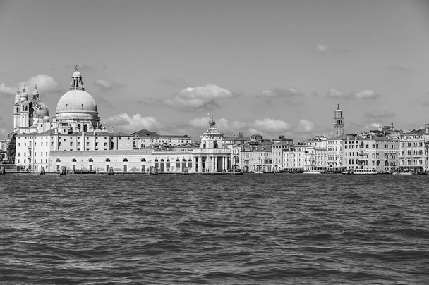 Blick auf die venezianische Lagune mit Punta della Dogana und Basilica di Santa Maria della Salute, Venedig, Italien  - Foto, Bild