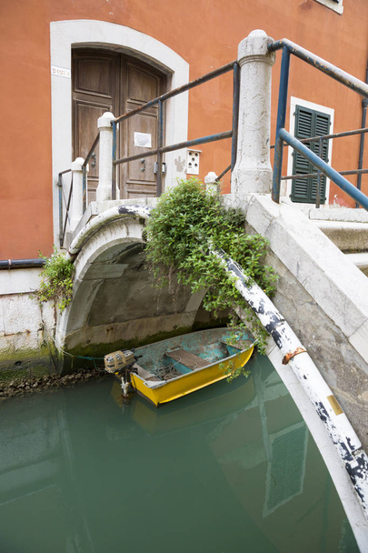 Romantico canale con acqua turchese verde e piccolo ponte, Venezia, Italia
 - Foto, immagini