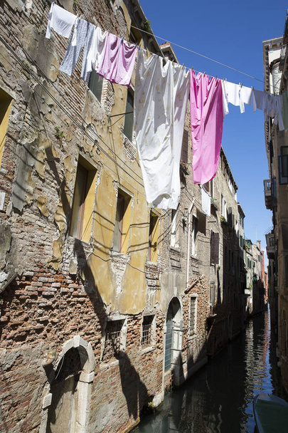 типовий венеціанський фасад будинку з ракетою, що звисає до сушіння
 - Фото, зображення