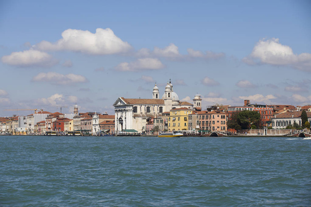 Blick auf die Lagune von Venedig mit hurch santa maria del rosario o dei gesuati allgemein bekannt als il gesuati - Foto, Bild