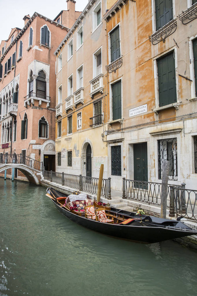 Piccoli stretti canali del centro storico di Venezia
 - Foto, immagini
