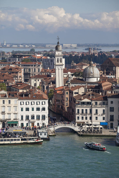 Veduta aerea sulla laguna veneziana con paesaggio urbano della città vecchia e Chiesa di San Giorgio dei Greci, Venezia
 - Foto, immagini