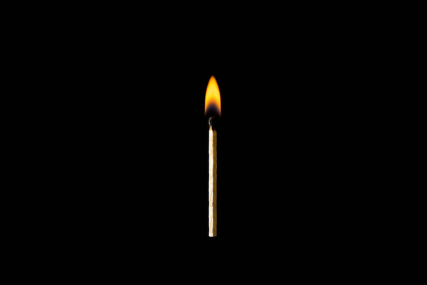 fiammifero bruciante su uno sfondo nero isolato
 - Foto, immagini