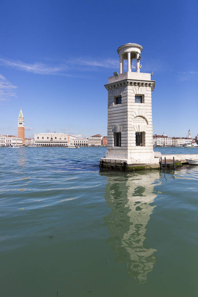 Vista del faro de San Giorgio Maggiore con el Palacio Ducal y el campanario del Campanario, Venecia, Italia
  - Foto, Imagen