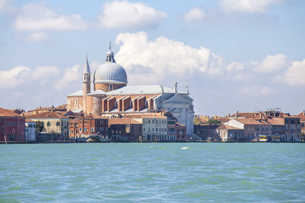 Uitzicht op de lagune van Venetië met Chiesa (kerk) del Santissimo Redentore gelegen op Giudecca (eiland) in de sestiere van Dorsoduro   - Foto, afbeelding