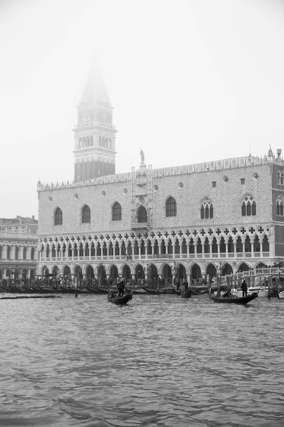 Czarno-biały magiczny i tajemniczy widok na San Marco Piazza - Plac Świętego Marka - we mgle, Wenecja, Włochy - Zdjęcie, obraz