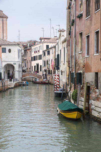 Piccoli stretti canali del centro storico di Venezia
 - Foto, immagini