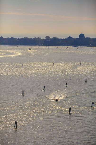 Vista sobre a lagoa de Veneza, Itália com canal de navegação do Lido
 - Foto, Imagem