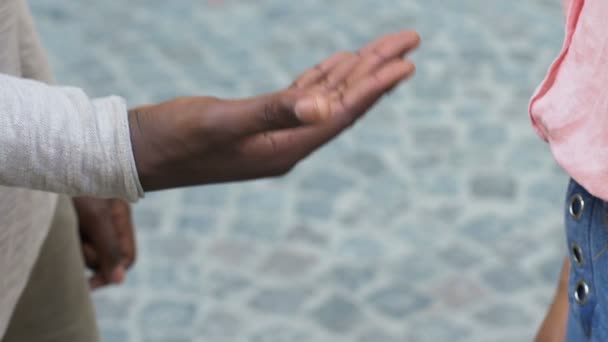 Relaciones de raza mixta, hombre afroamericano acariciando las manos de la mujer caucásica
 - Metraje, vídeo