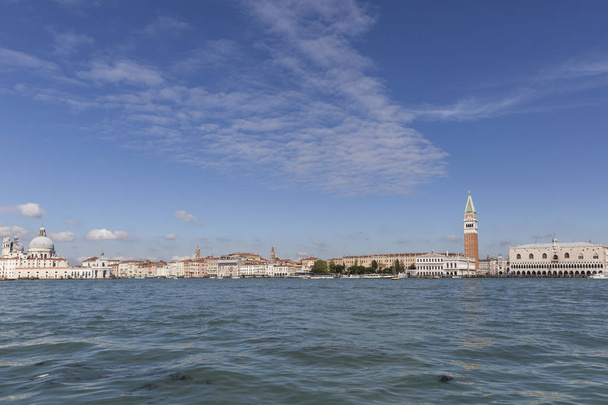 Vista da Praça de São Marcos ou da Piazza San Marco, Palácio Doges ou Palazzo Ducale e Campanile da Ilha de San Giorgio, Veneza, Itália
 - Foto, Imagem