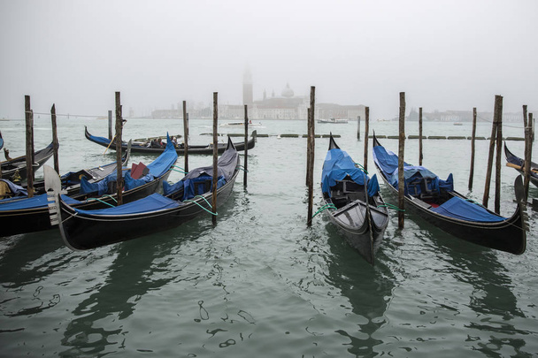 Gondels verplaatsen voor het San Marco plein, Venetië Italië - Foto, afbeelding