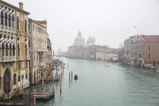 Blick auf den Canal Grande im Winternebel, Venedig Italien - Foto, Bild