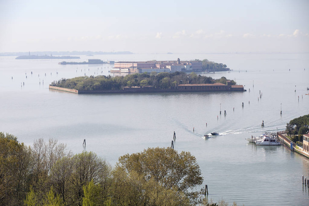 Veduta aerea sulla laguna di Venezia con Isola di La Grazia
 - Foto, immagini