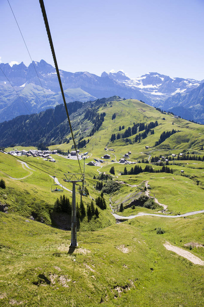 αλπικό τοπίο το καλοκαίρι που προβάλλεται από το λιφτ, ορεινός όρος των Άλπεων, καντόνια βω και βαλέ, Ελβετικές Άλπεις, Ελβετία - Φωτογραφία, εικόνα