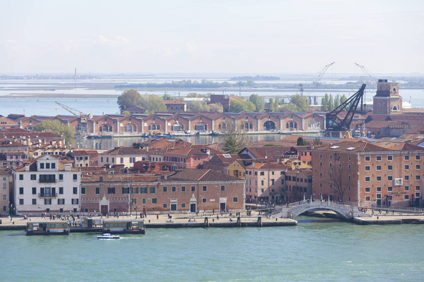 Letecký pohled na benátskou lagunu se starým městským panoramatem a Arsenale, Benátky, Itálie - Fotografie, Obrázek