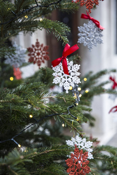 Lesklé třpytivé Sněhové vločky dekorace visí ve vánočním stromečku - Fotografie, Obrázek