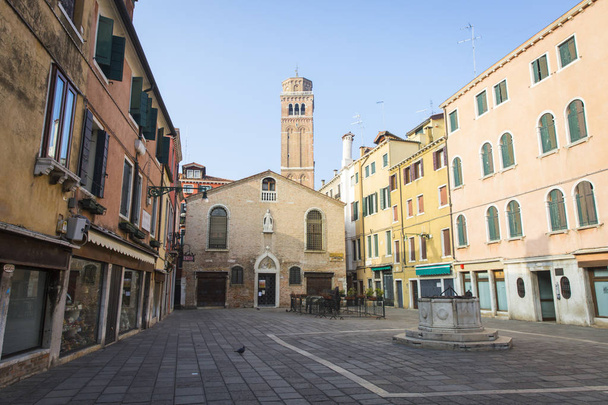 campo san Toma con iglesia de san Toma y su campanario, Venecia, Italia
 - Foto, Imagen