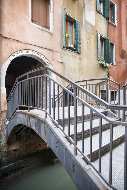 Egy csatorna fölötti kis híd megtekintése Velence régi városközpontnál, Olaszország  - Fotó, kép