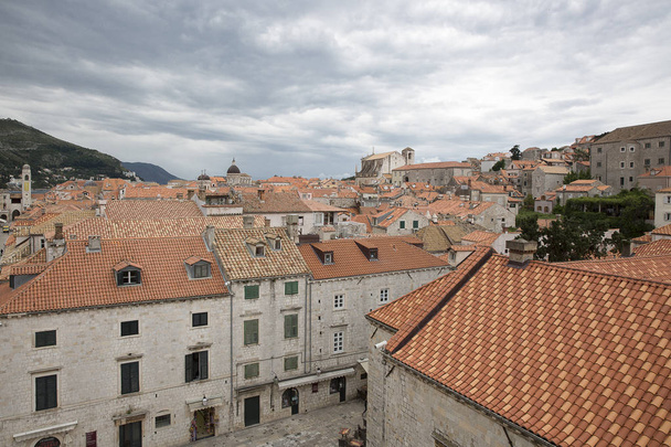 Вид на помаранчеві дахи Старого міста Дубровника з давньої міської стіни з похмуру погоду, Хорватія - Фото, зображення