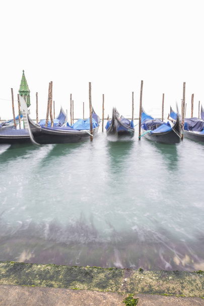 Spostare le gondole davanti a Piazza San Marco, Venezia
 - Foto, immagini