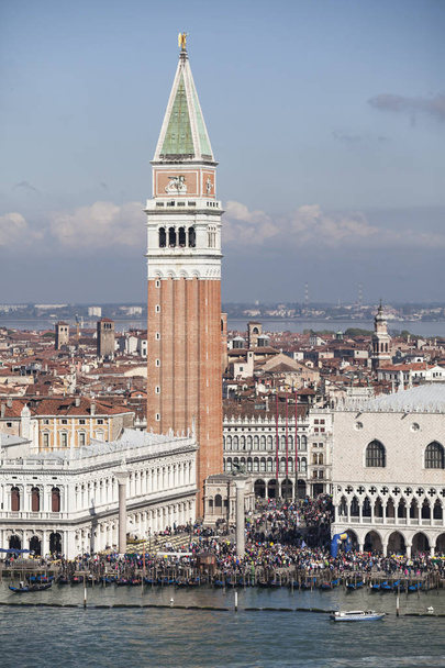 Venise point de repère, vue aérienne de la Piazza San Marco ou la place st Mark, Campanile et Ducale ou Doge Palace. Italie, Europe
. - Photo, image