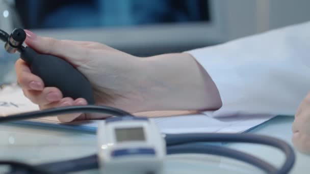 Blutdruck messen. Blutdruckkontrolle. Krankenschwester misst Druck - Filmmaterial, Video