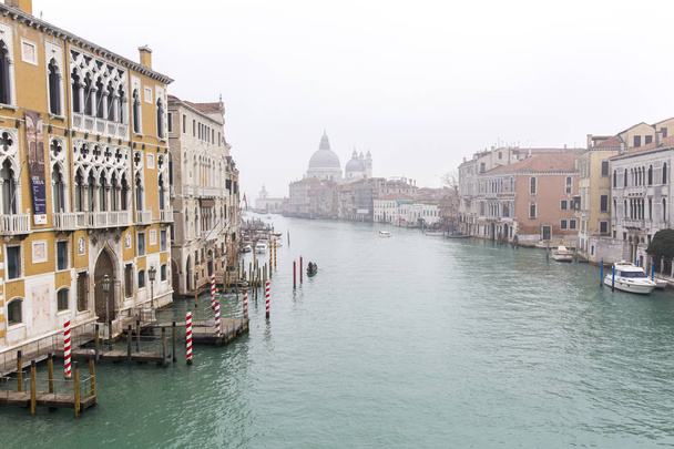 VENECIA, ITALIA diciembre 25, 2015: góndolas en el Gran Canal, Viaje en góndola es la actividad turística más popular
 - Foto, imagen