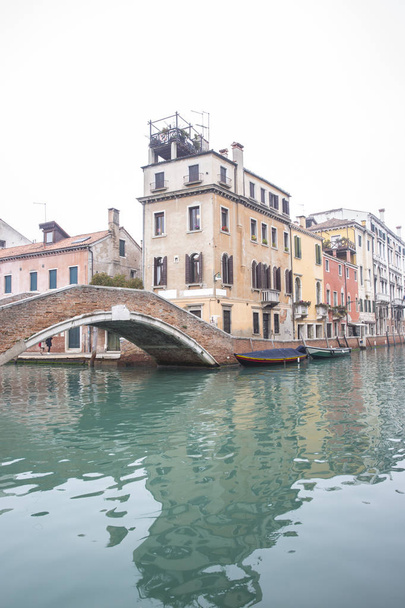 typický malý benátský romantický kanál v mlze, Benátky, Itálie - Fotografie, Obrázek