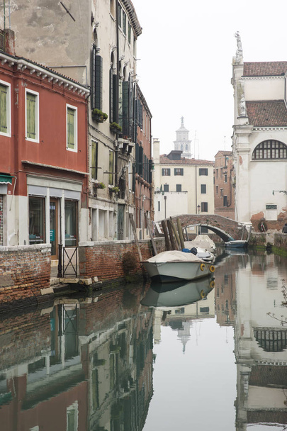 petit canal romantique vénitien typique dans la brume, Venise, Italie
 - Photo, image