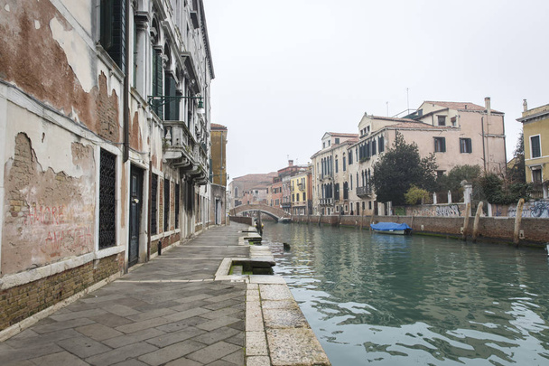 típico pequeno canal romântico veneziano na névoa, Veneza, Itália
 - Foto, Imagem