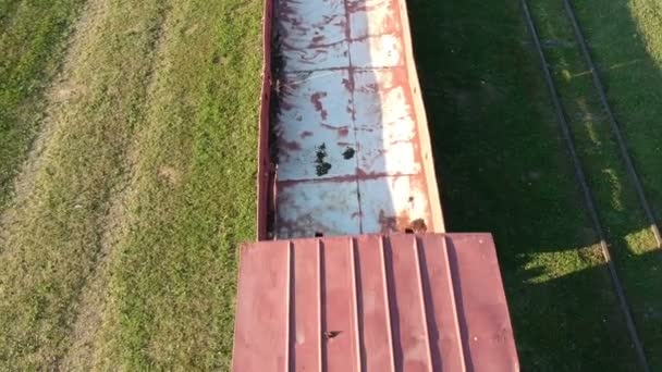 historyczny stary wąskotorowy pociąg w opuszczonej stacji kolejowej z drona - Materiał filmowy, wideo