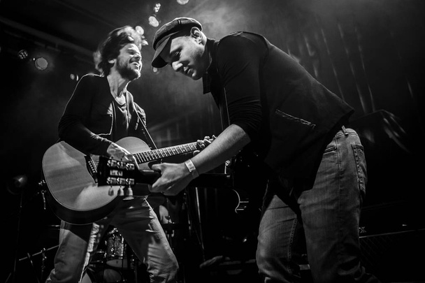 Amsterdam, Hollanda 18 Mart 2016: Rock grubu 77 Bombay Street'in paradiso konseri - Fotoğraf, Görsel