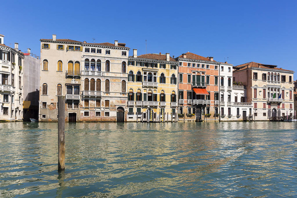 Vue sur les bâtiments vénitiens typiques du Grand Canal, Venise Italie
 - Photo, image
