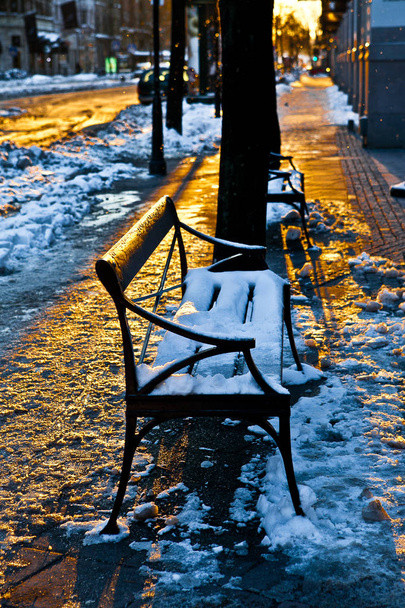 Лавка зі снігом у жовтому ранковому світлі
 - Фото, зображення
