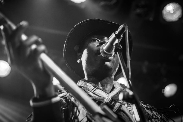 Amsterdam, Países Bajos - 17 de febrero de 2016: concierto de la banda africana Mali BKO Quintet en la sala de conciertos Paradiso Bitterzoet
. - Foto, imagen